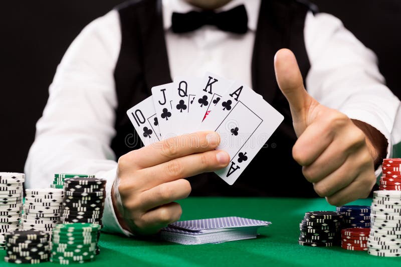 Joueur de poker avec des cartes et des puces au casino photos stock Joueur de poker avec des cartes et des puces au casino photos stock