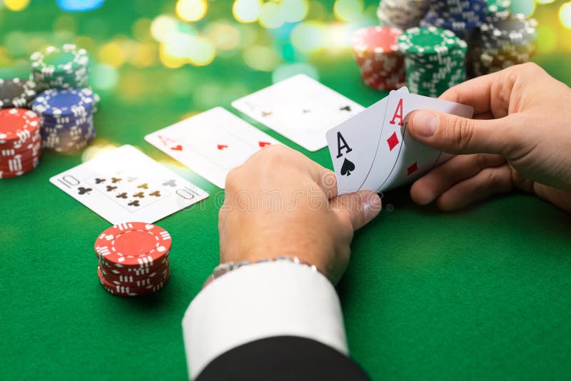 Joueur de poker avec des cartes et des puces au casino photos libres de droits Joueur de poker avec des cartes et des puces au casino photos libres de droits