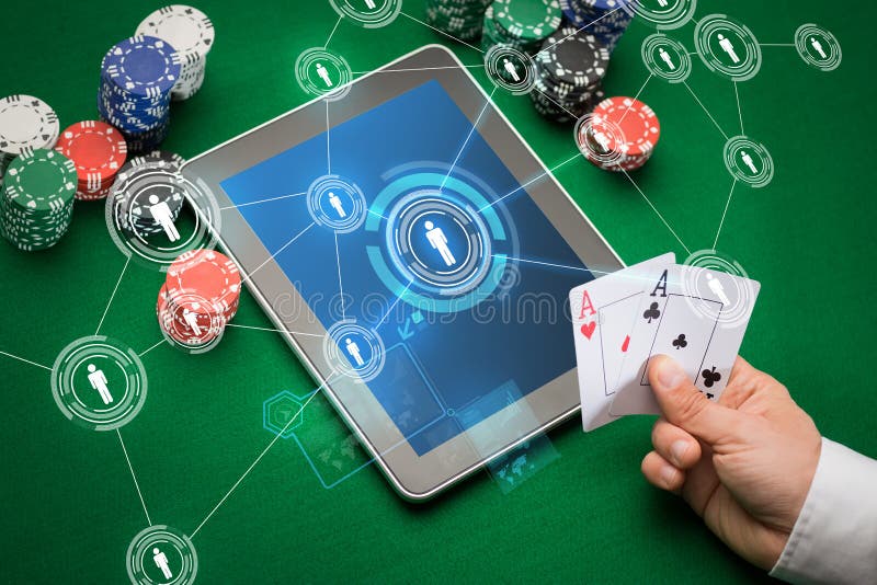 Joueur de poker de casino avec les cartes, le comprimé et les puces photos stock Joueur de poker de casino avec les cartes, le comprimé et les puces photos stock