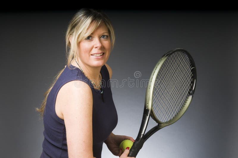 Joueur de tennis de femme heureux photos libres de droits Joueur de tennis de femme heureux photos libres de droits
