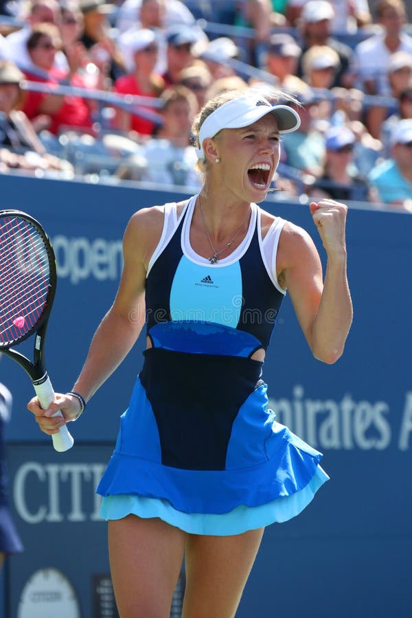 Joueur de tennis professionnel Caroline Wozniacki pendant le premier match de rond à l'US Open 2013 chez Billie Jean King National photographie stock libre de droits Joueur de tennis professionnel Caroline Wozniacki pendant le premier match de rond à l'US Open 2013 chez Billie Jean King National photographie stock libre de droits