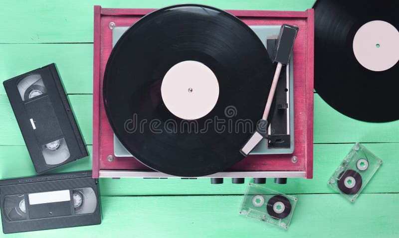 Joueur de vinyle de vintage avec des plats, cassette vidéo, cassette sonore images libres de droits Joueur de vinyle de vintage avec des plats, cassette vidéo, cassette sonore images libres de droits