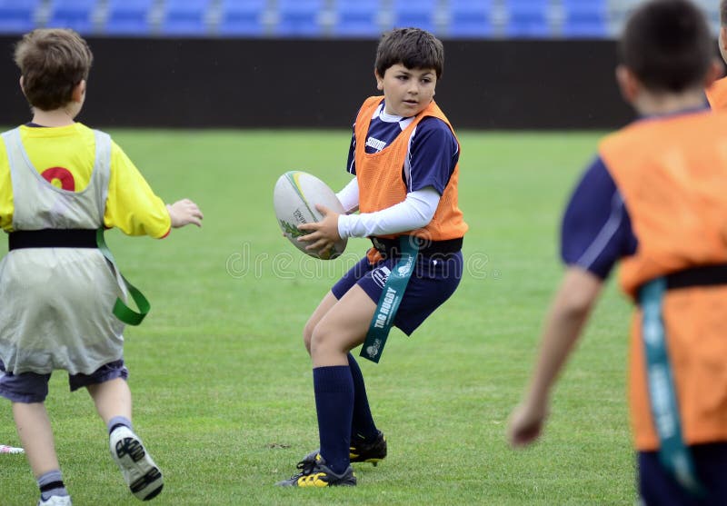 Joueurs de rugby d'enfants image stock éditorial. Image du action - 49290209