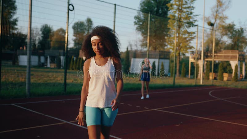 Joueuse de basket-ball avec balle sur terrain banque de vidéos