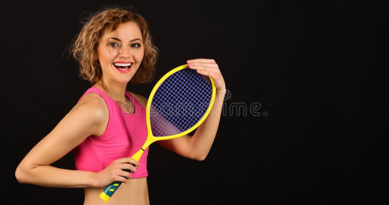 Joueuse de tennis souriante en sport avec raquette de tennis. Matériel sportif. Jeune femme sportive avec raquette de tennis images libres de droits