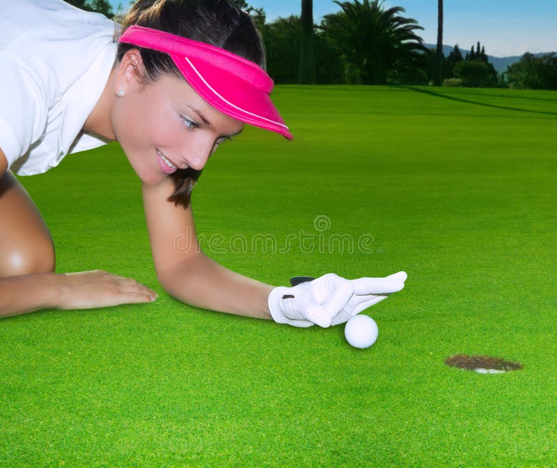 Jouez au golf l'humeur verte de femme de trou effleurant la main une bille image libre de droits Jouez au golf l'humeur verte de femme de trou effleurant la main une bille image libre de droits