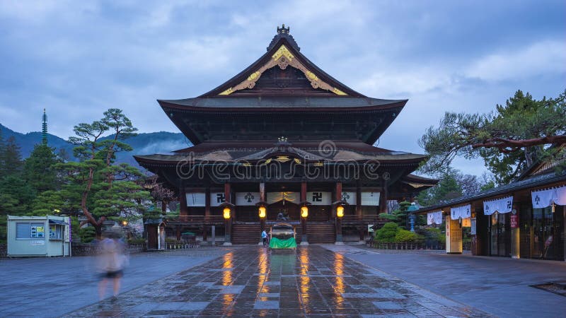 Jour au timelapse de nuit du temple bouddhiste de Zenkoji à Nagano, Japon banque de vidéos