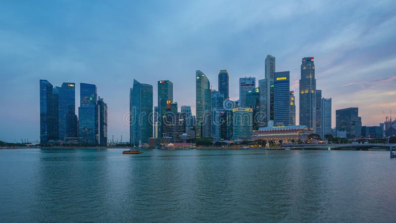 Jour au timelapse de nuit de l'horizon de ville de Singapour avec le laps de temps de Marina Bay 4K banque de vidéos