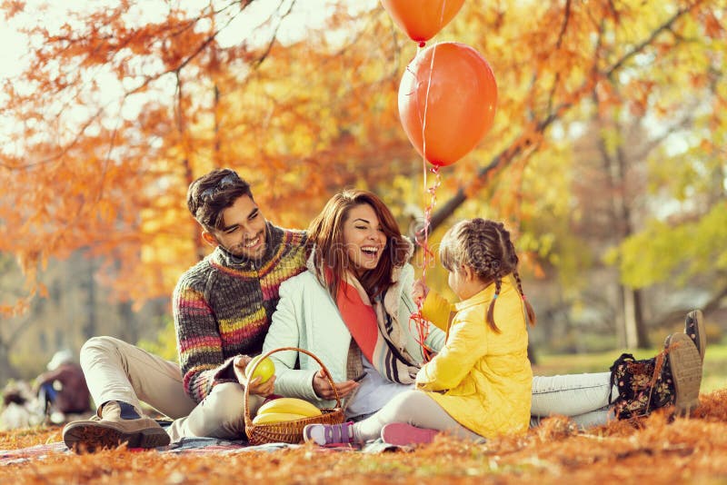 Jour d'automne de famille en nature photographie stock libre de droits Jour d'automne de famille en nature photographie stock libre de droits