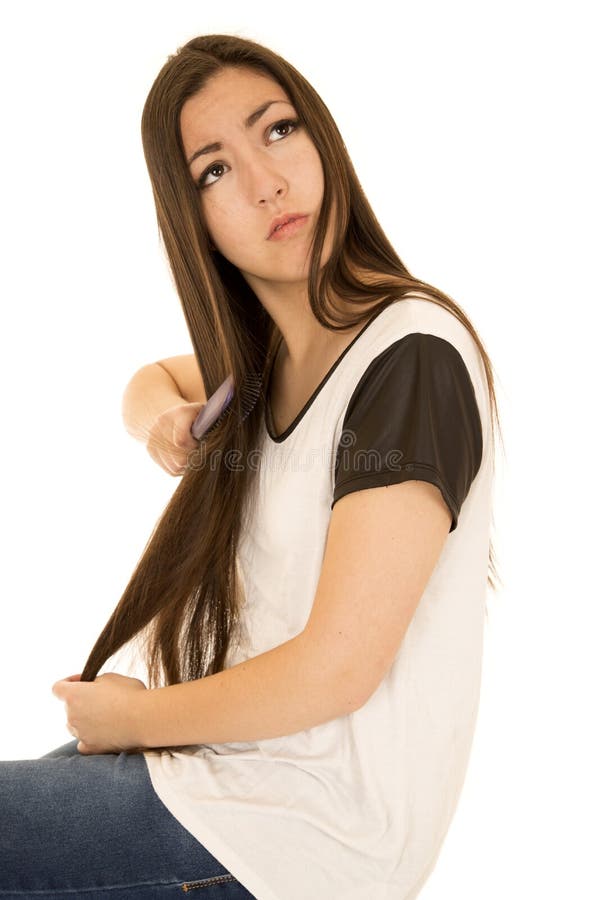 Jour de l'adolescence mignon de fille rêvant tout en se brossant les cheveux photos libres de droits Jour de l'adolescence mignon de fille rêvant tout en se brossant les cheveux photos libres de droits