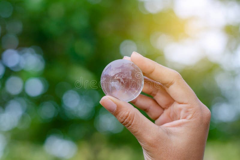 Jour de terre d'environnement le monde est aux mains d'une jeune fille photo libre de droits Jour de terre d'environnement le monde est aux mains d'une jeune fille photo libre de droits