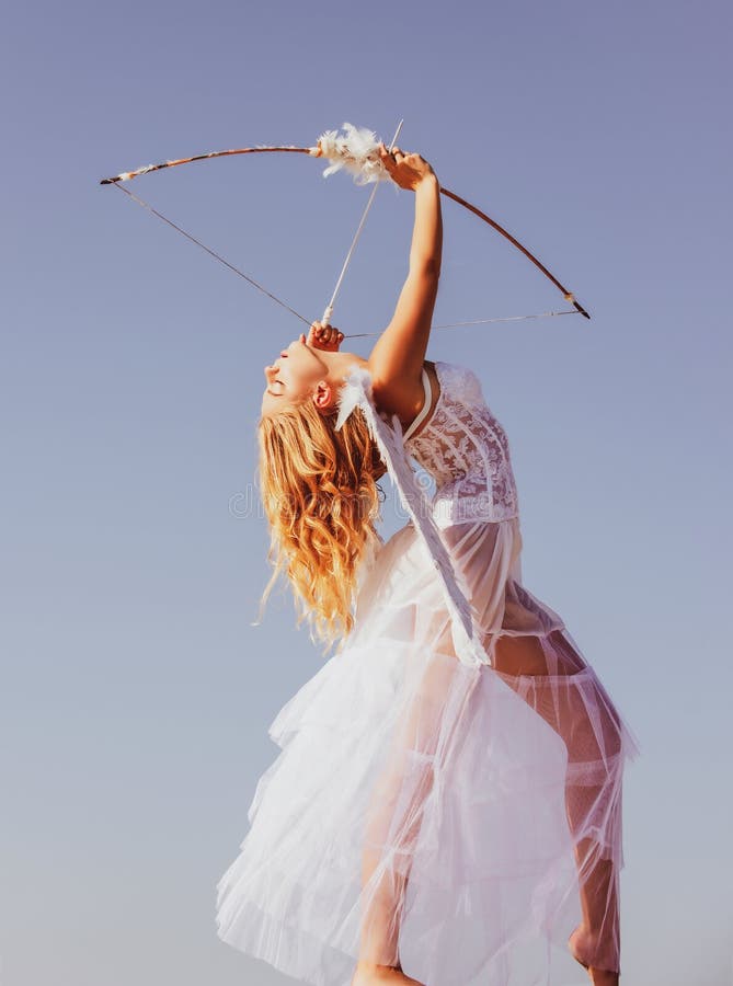 Saint Valentin Concept Ange Mâle Avec Arc Et Flèche Cupidon Ange Avec Arc  Et Flèches Cupidon Dans