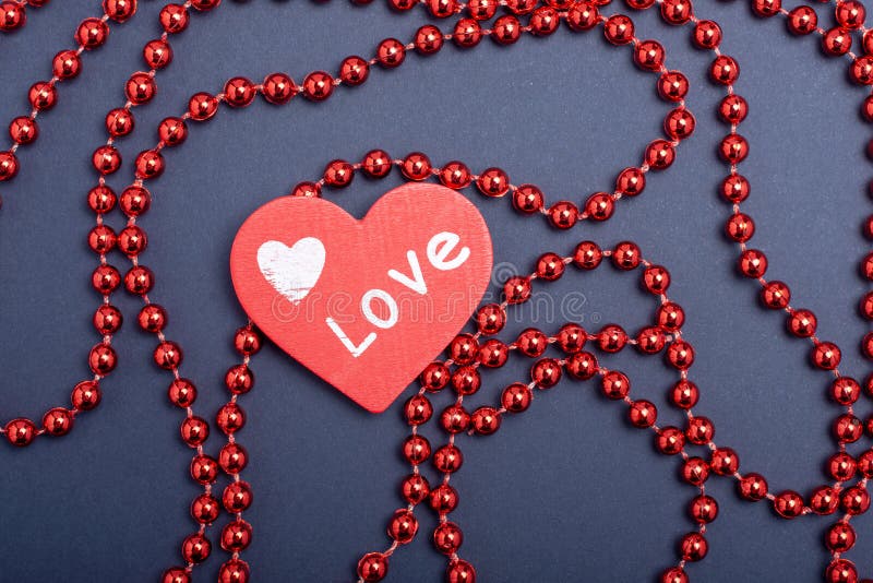 Jour du ` s de St Valentine Symbole rouge d'amour de coeur de concept sur le fond de papier bleu avec l'ornement de perles photos libres de droits Jour du ` s de St Valentine Symbole rouge d'amour de coeur de concept sur le fond de papier bleu avec l'ornement de perles photos libres de droits