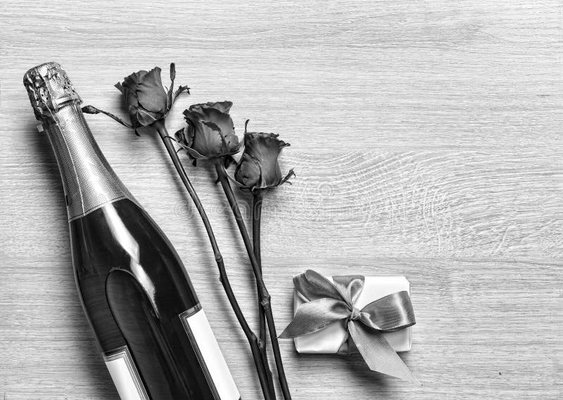 Jour Du S De Valentine Jour Du S De Valentine Champagne Boite Cadeau Et Roses Rouges Disposition L Espace Libre Pour Le Texte Image Stock Image Du Champagne Roses Jour Du S De Valentine Jour Du S De Valentine Champagne Boite Cadeau Et Roses Rouges Disposition L Espace Libre Pour Le Texte Image Stock Image Du Champagne Roses