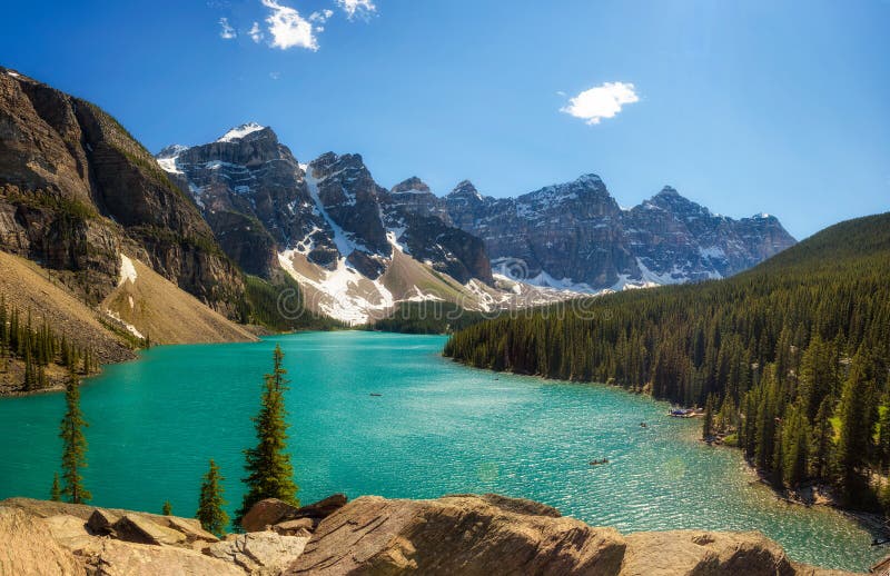 Jour ensoleillé au lac moraine en parc national de Banff, Alberta, Canad photographie stock libre de droits Jour ensoleillé au lac moraine en parc national de Banff, Alberta, Canad photographie stock libre de droits