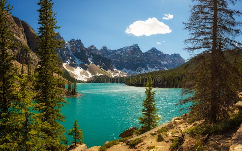 Jour ensoleillé au lac moraine en parc national de Banff, Alberta, Canada photo stock Jour ensoleillé au lac moraine en parc national de Banff, Alberta, Canada photo stock