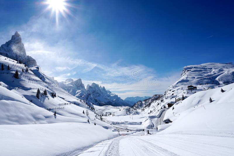 Jour ensoleillé de paysage de montagnes de neige images stock Jour ensoleillé de paysage de montagnes de neige images stock
