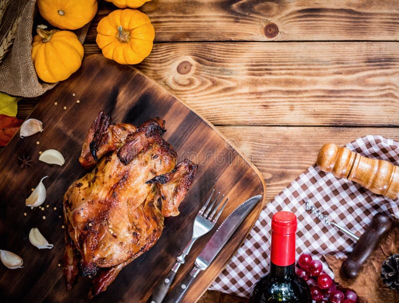 Jour heureux d'action de grâces Poulet rôti et dinde pour la partie en automne photographie stock libre de droits Jour heureux d'action de grâces Poulet rôti et dinde pour la partie en automne photographie stock libre de droits