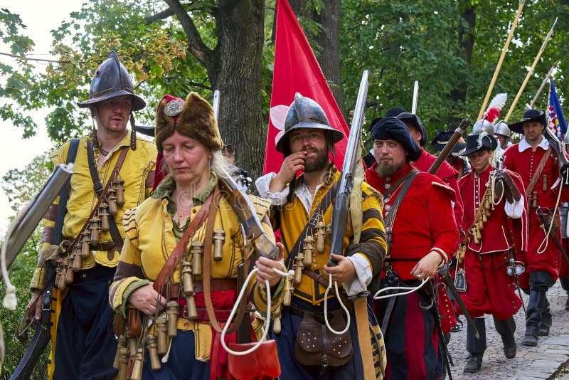 Jour historique de reconstitution de Brno Les soldats d'infanterie dans des costumes historiques marchent autour de la ville photographie stock libre de droits Jour historique de reconstitution de Brno Les soldats d'infanterie dans des costumes historiques marchent autour de la ville photographie stock libre de droits