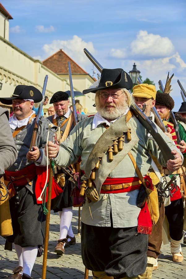 Jour historique de reconstitution de Brno Les soldats d'infanterie dans des costumes historiques vont le long du mur de château d photographie stock Jour historique de reconstitution de Brno Les soldats d'infanterie dans des costumes historiques vont le long du mur de château d photographie stock