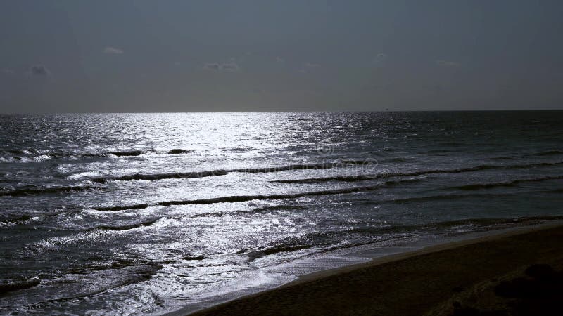 Jour περιγράμματος παραλία με κύματα θάλασσας μεγάλης γωνίας