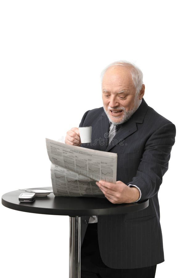 Journal aîné heureux du relevé d'homme d'affaires photographie stock libre de droits Journal aîné heureux du relevé d'homme d'affaires photographie stock libre de droits
