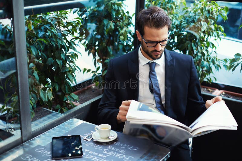 journal beau réussi de lecture de type et attente de son amie image stock journal beau réussi de lecture de type et attente de son amie image stock
