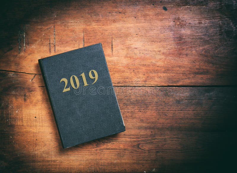 Journal intime 2019 de nouvelle année sur le fond en bois, vue supérieure, l'espace de copie images stock