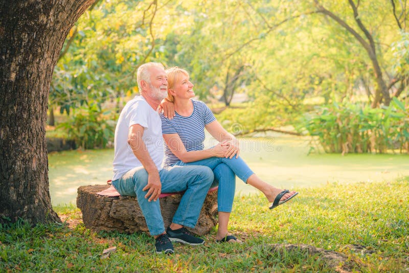 Journal plus ?g? de lecture de couples dans le jardin au coucher du soleil Amour d'a?n? de couples de concept photographie stock libre de droits Journal plus ?g? de lecture de couples dans le jardin au coucher du soleil Amour d'a?n? de couples de concept photographie stock libre de droits