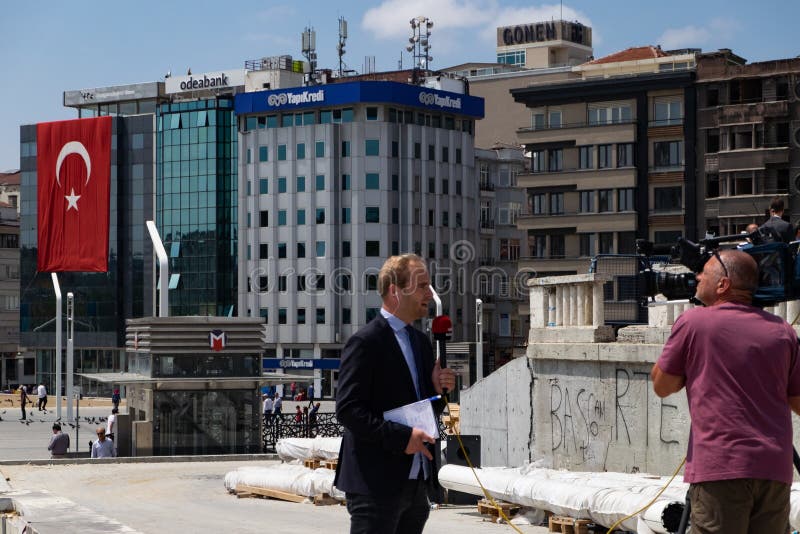 Journaliste de nouvelles à Istanbul image stock Journaliste de nouvelles à Istanbul image stock