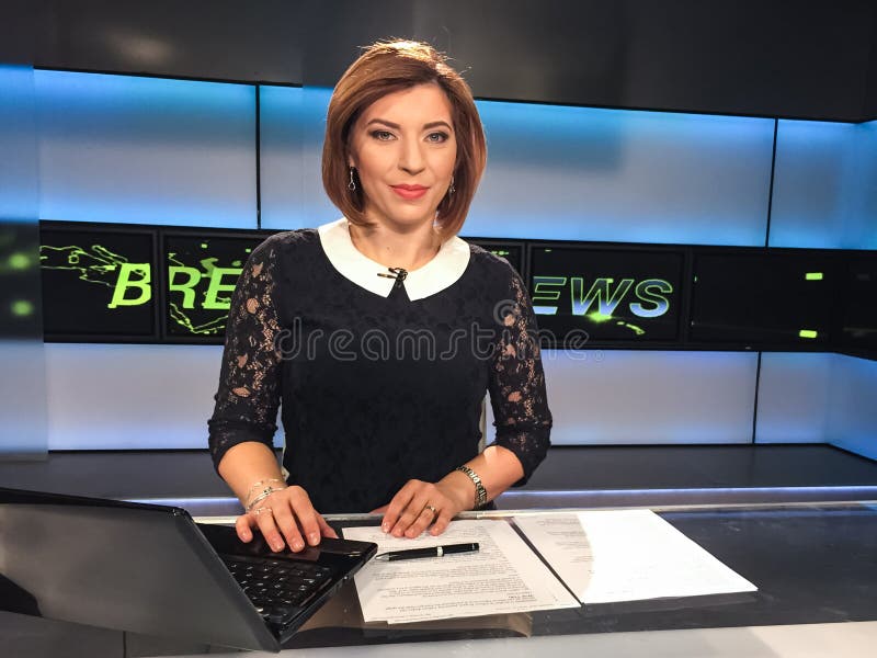 Journaliste de TV au bureau d'actualités image stock Journaliste de TV au bureau d'actualités image stock
