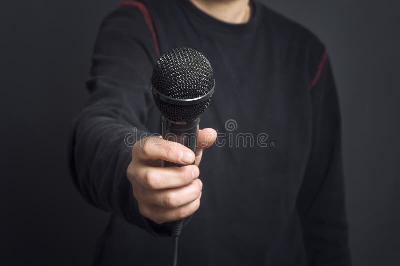 Journaliste faisant le discours avec le microphone et la main faisant des gestes le concept pour l'entrevue image libre de droits Journaliste faisant le discours avec le microphone et la main faisant des gestes le concept pour l'entrevue image libre de droits