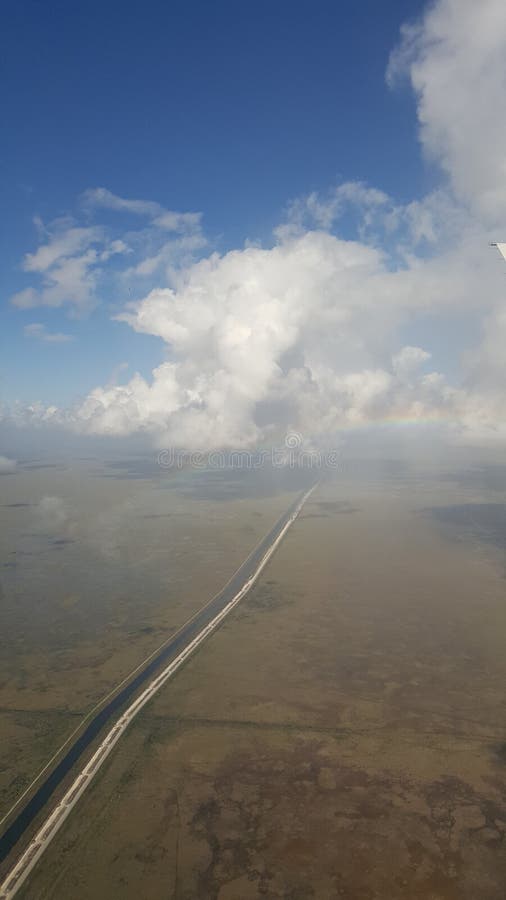 Lungo strade visualizzato nuvoloso il cielo.