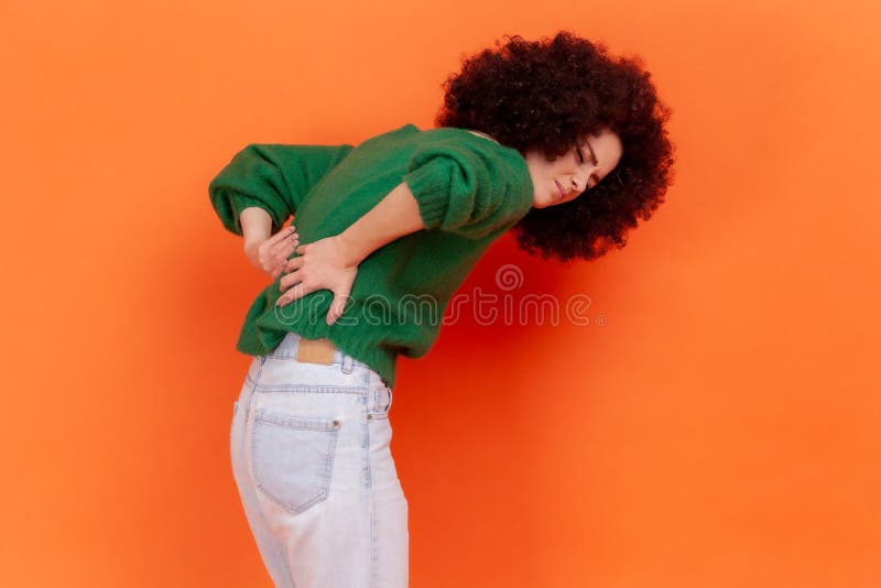 Foto de Lombalgia Retrato De Perfil Lateral Vista Da Menina Triste Infeliz  Em Azul Listrado Tshirt E Trança Cabelo Em Pé E Sentir Dor Em Suas Costas  Ou Rim e mais fotos