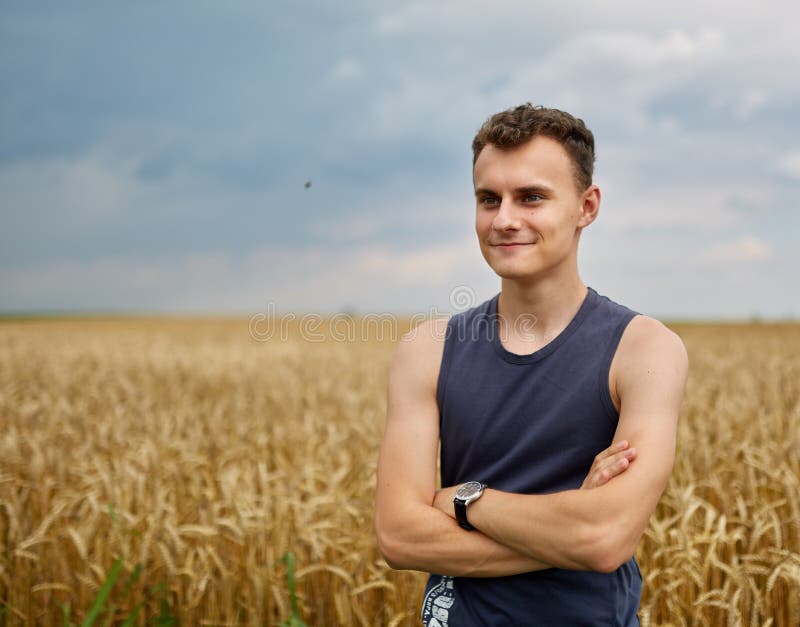 Jovem agricultor no campo de trigo imagens de stock Jovem agricultor no campo de trigo imagens de stock
