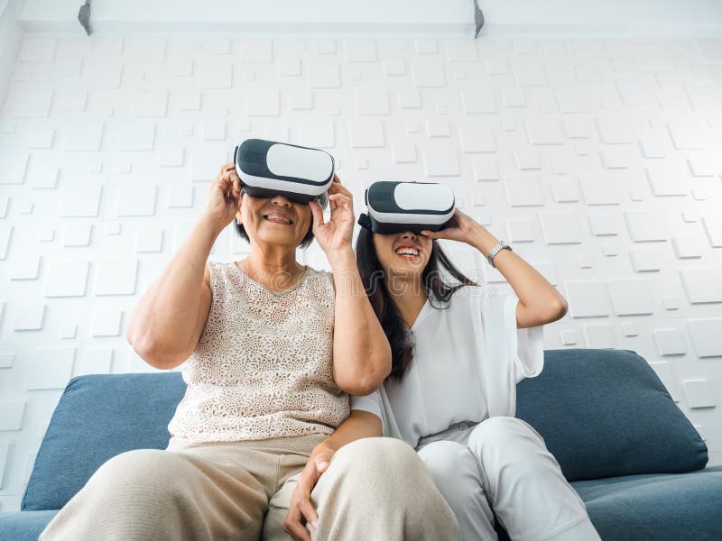 Jovem Asiática, Filha Feliz E Sua Mãe, Velha Senhora Idosa, Usando óculos  Vr, Desfrutam Do Jogo 3d Online Juntos. Imagem de Stock - Imagem de olhar,  atividade: 254695409