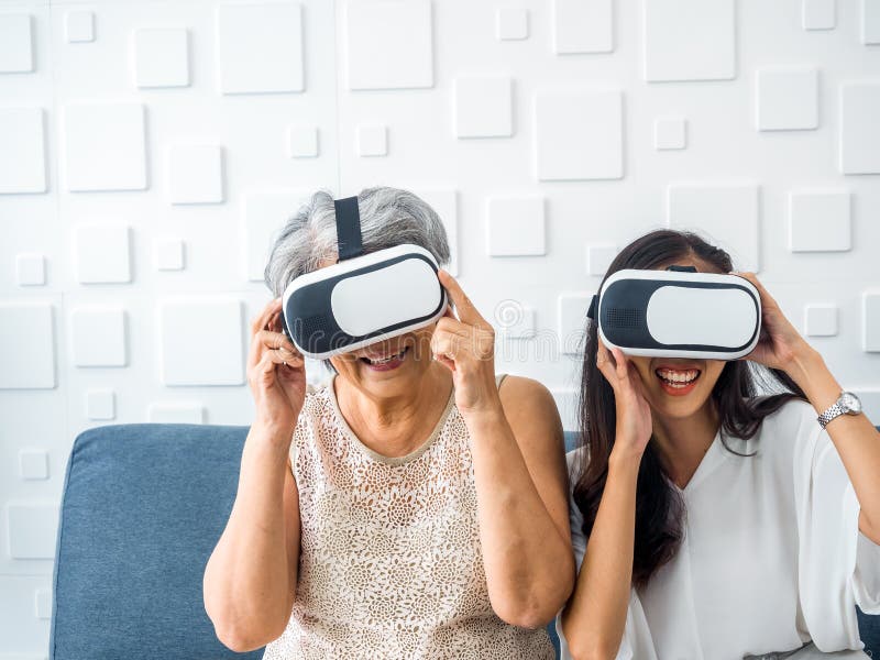 Jovem Asiática, Filha Feliz E Sua Mãe, Velha Senhora Idosa, Usando óculos  Vr, Desfrutam Do Jogo 3d Online Juntos. Imagem de Stock - Imagem de olhar,  atividade: 254695409