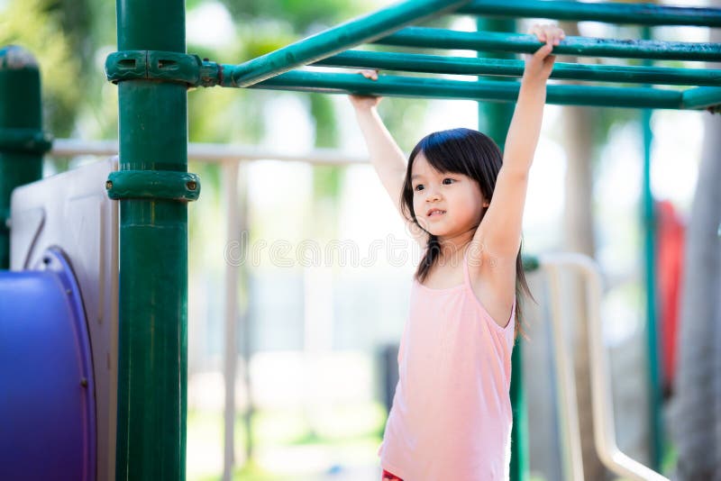 menina asiática bonitinha jogando amarelinha ao ar livre. jogo de atividade  engraçado para crianças no playground