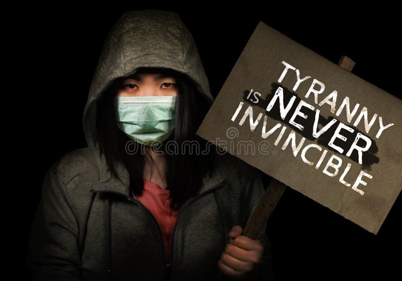 Jovem ativista asiático zangado segurando uma faixa de protesto contra a tirania chinesa mulher de HK protestando em Hong Kong fotos de stock royalty free Jovem ativista asiático zangado segurando uma faixa de protesto contra a tirania chinesa mulher de HK protestando em Hong Kong fotos de stock royalty free