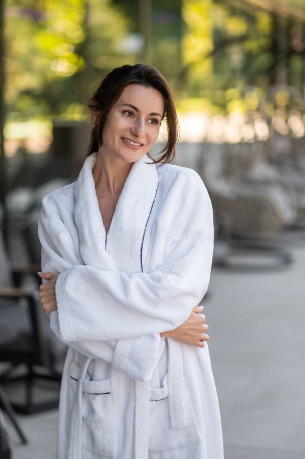 Jovem atraente de roupão branco, com aspeto relaxado e sorridente imagem de stock royalty free