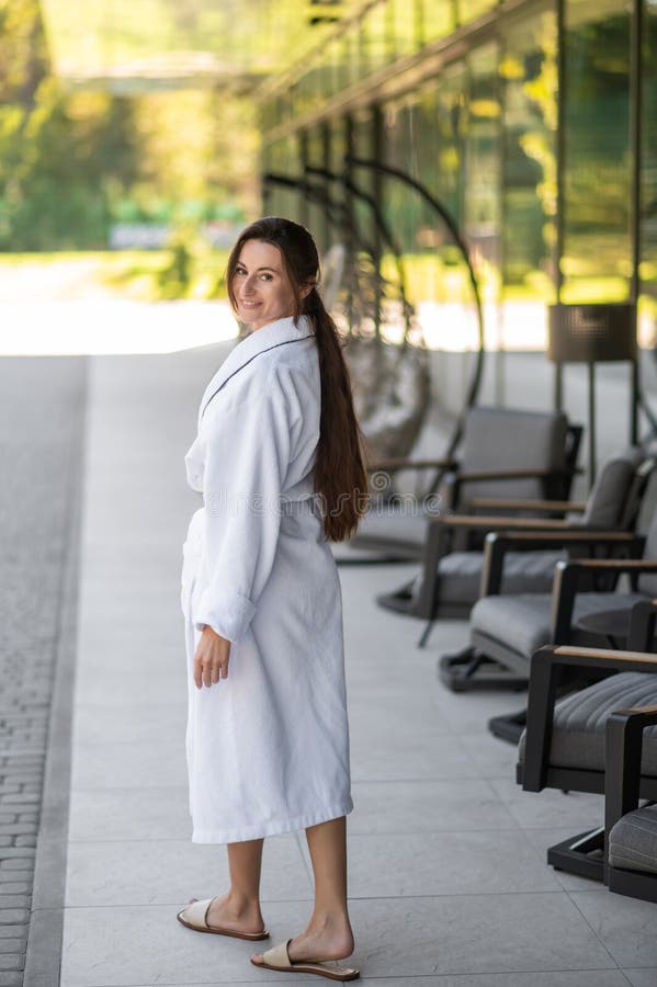 Jovem atraente e relaxada e satisfeita após procedimentos de spa imagem de stock