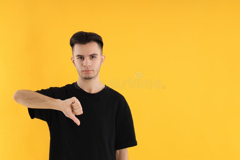 Jovem atraente em camisa amarela fotos de stock royalty free