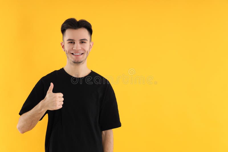 Jovem atraente em camisa amarela imagens de stock