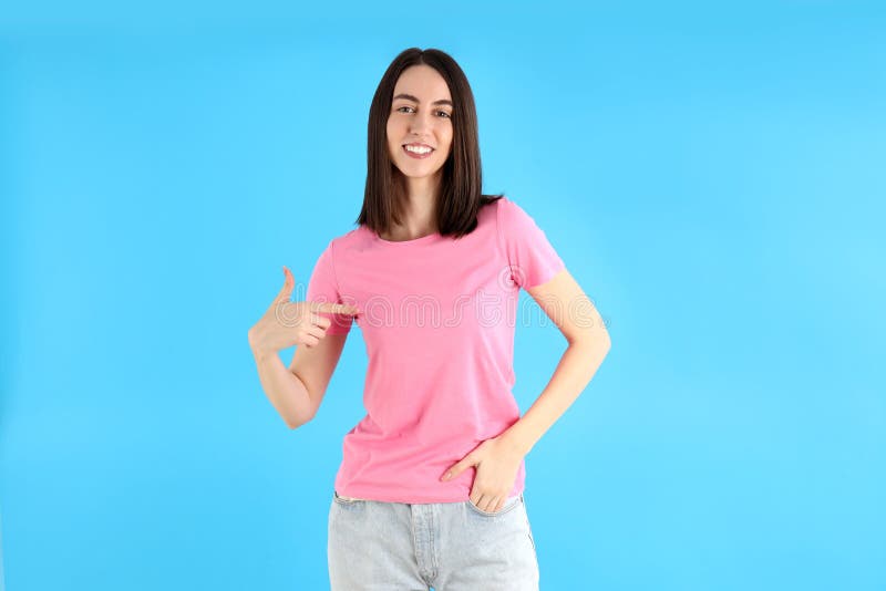 Jovem atraente em camisa azul imagens de stock royalty free