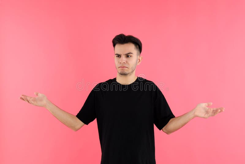 Jovem atraente em camisa de fundo rosa imagem de stock