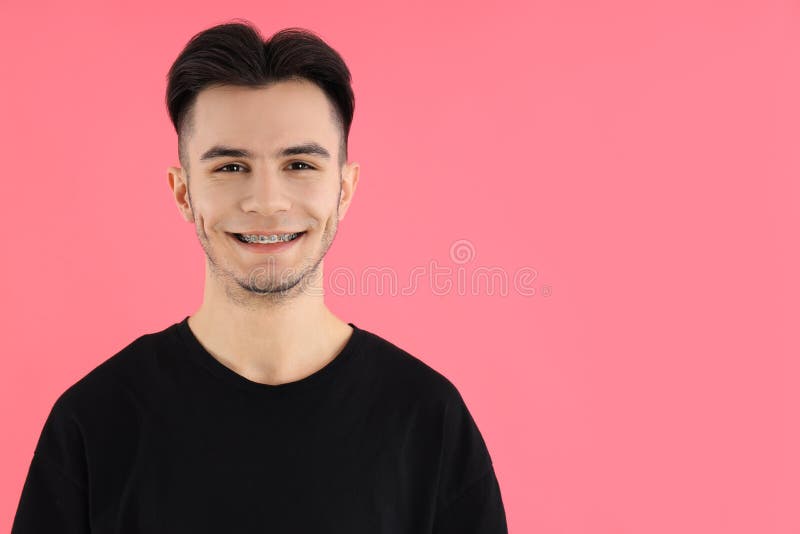 Jovem atraente em camisa de fundo rosa fotos de stock royalty free
