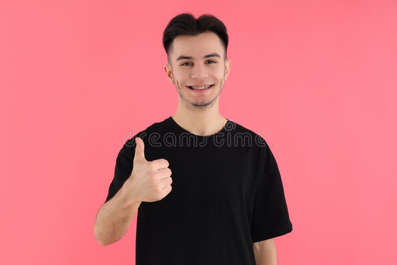 Jovem atraente em camisa de fundo rosa imagens de stock royalty free