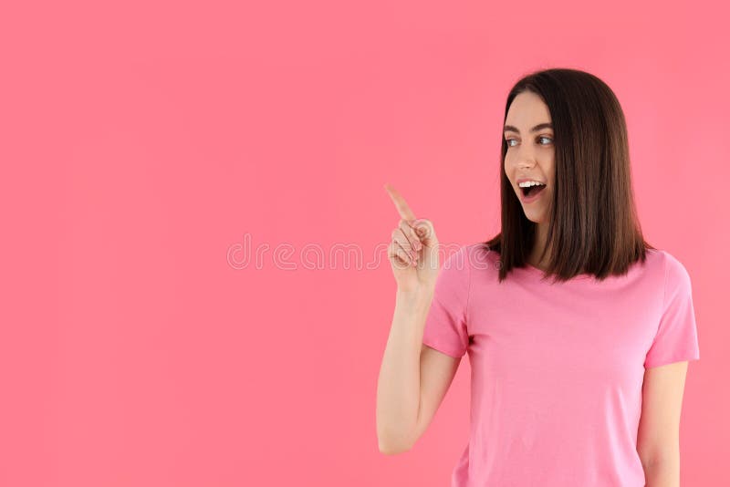 Jovem atraente em camisa rosa imagens de stock