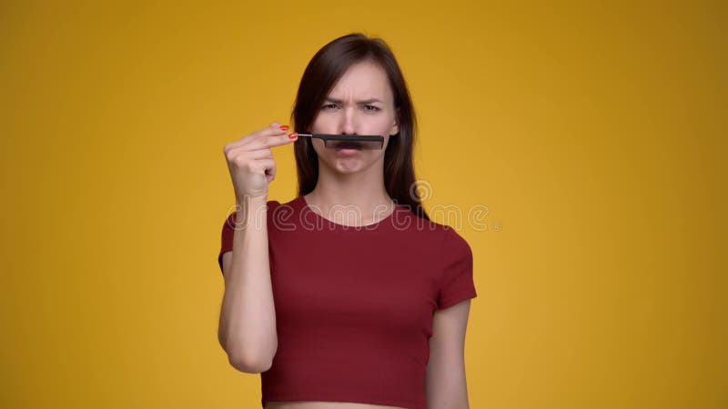 Jovem atraente se divertindo com pincel de cabelo