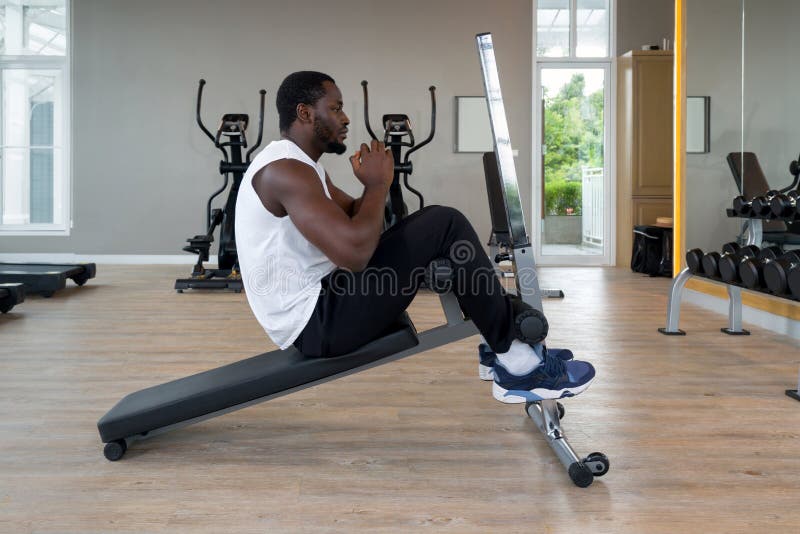 Jovem Cabeleireiro Preto Que Se Estica Com O Pai Depois De Terminar a  Rotina De Exercícios No Tapete Yoga. As Máquinas De Cardio E Imagem de  Stock - Imagem de cuidado, fofofo